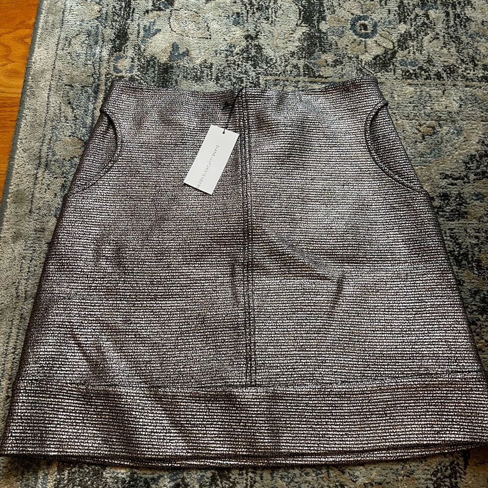 Diane von Furstenbeg Elegant Silver and Black Women's Skirt Size 4 NWT